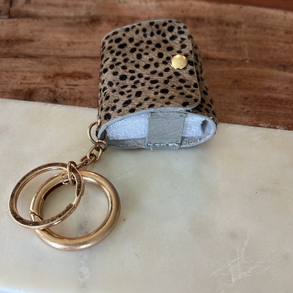 Animal Print Apple AirPods Pro Case Keychain — Dark brown cheetah print - Picture 4 of 4